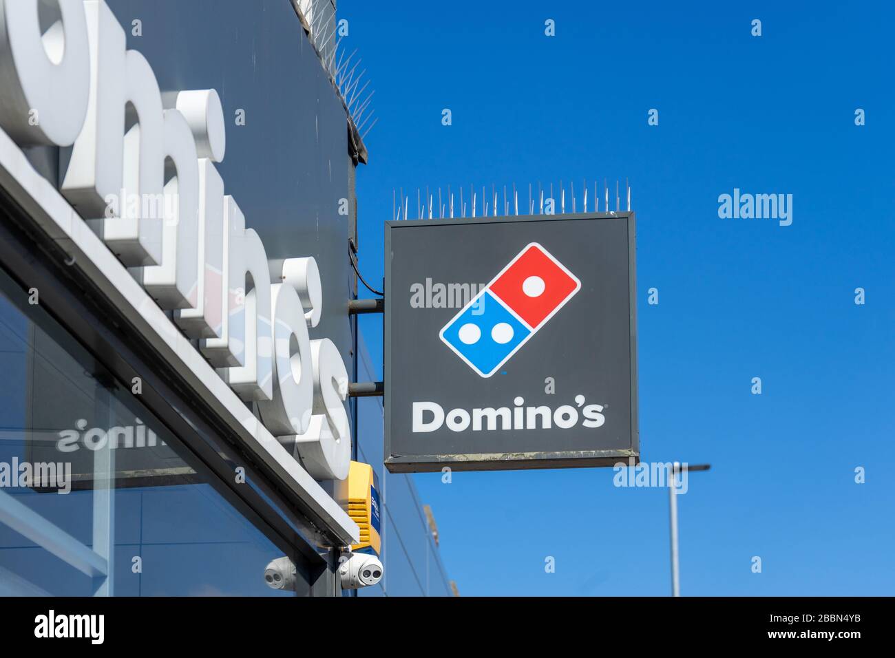 Le panneau à l'extérieur d'une pizzeria Domino's Take Away Banque D'Images