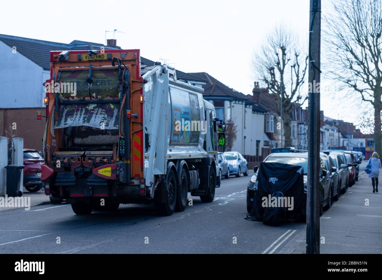 Un camion de collecte des ordures ou un camion à ordures qui descend dans une rue anglaise Banque D'Images