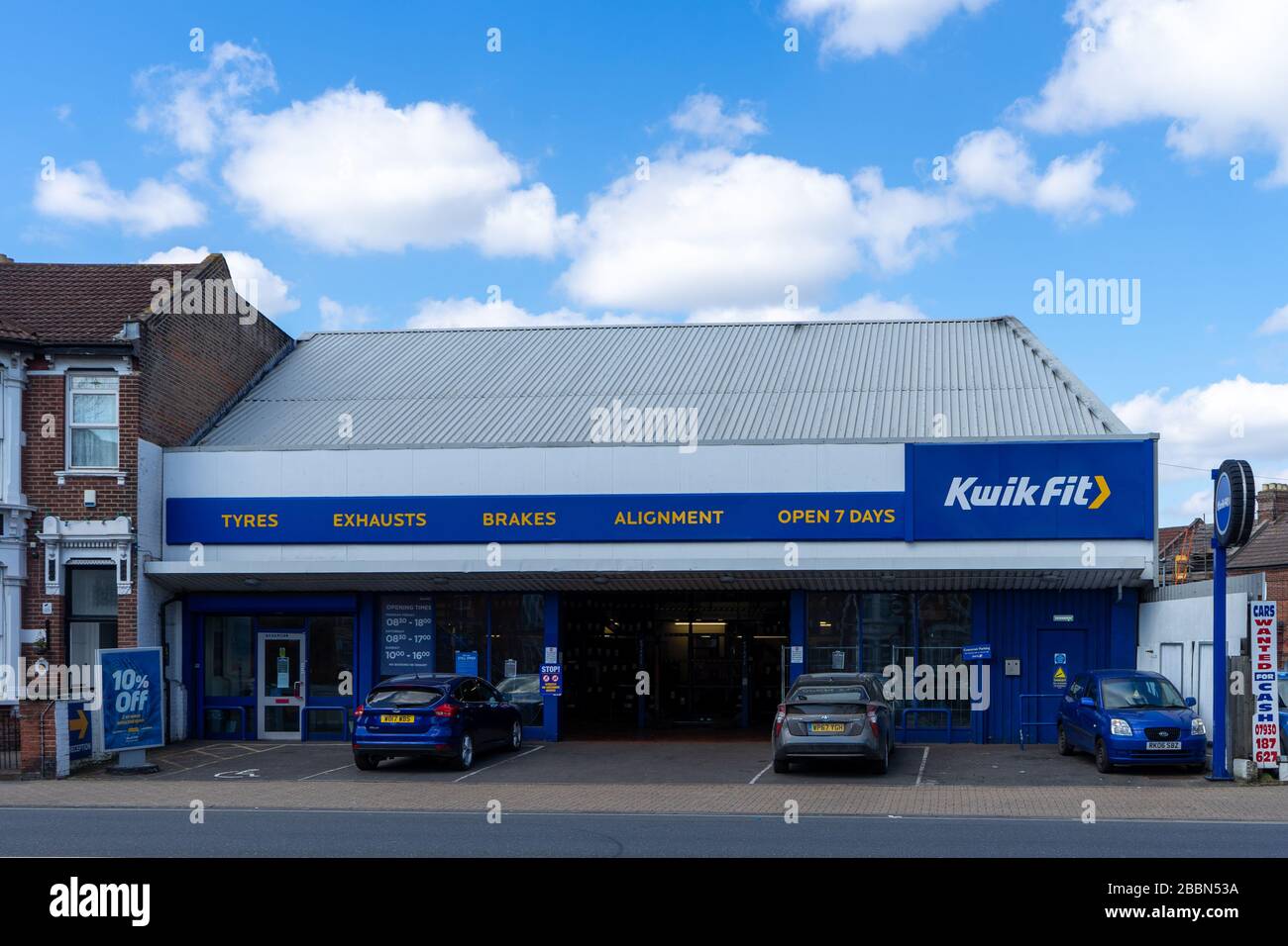 L'extérieur ou l'avant d'un garage de voiture kwik Fit Banque D'Images