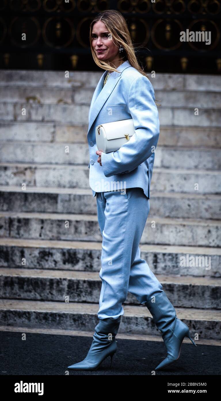 PARIS, France - 4 mars 2019 : Pernille Teisbaek dans la rue pendant la semaine de la mode de Paris. Banque D'Images