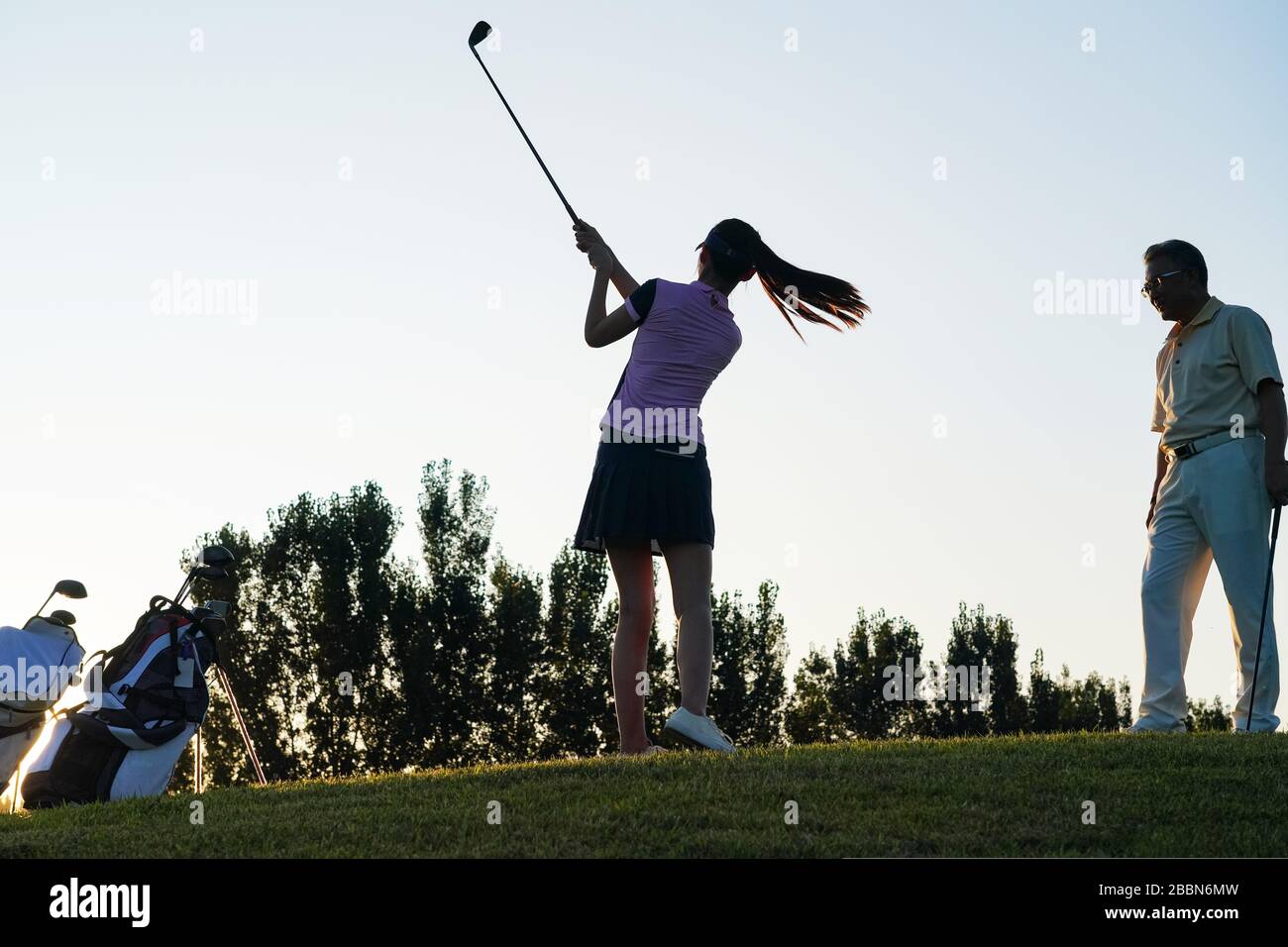 Les jeunes femmes et les personnes âgées pour jouer au golf Banque D'Images