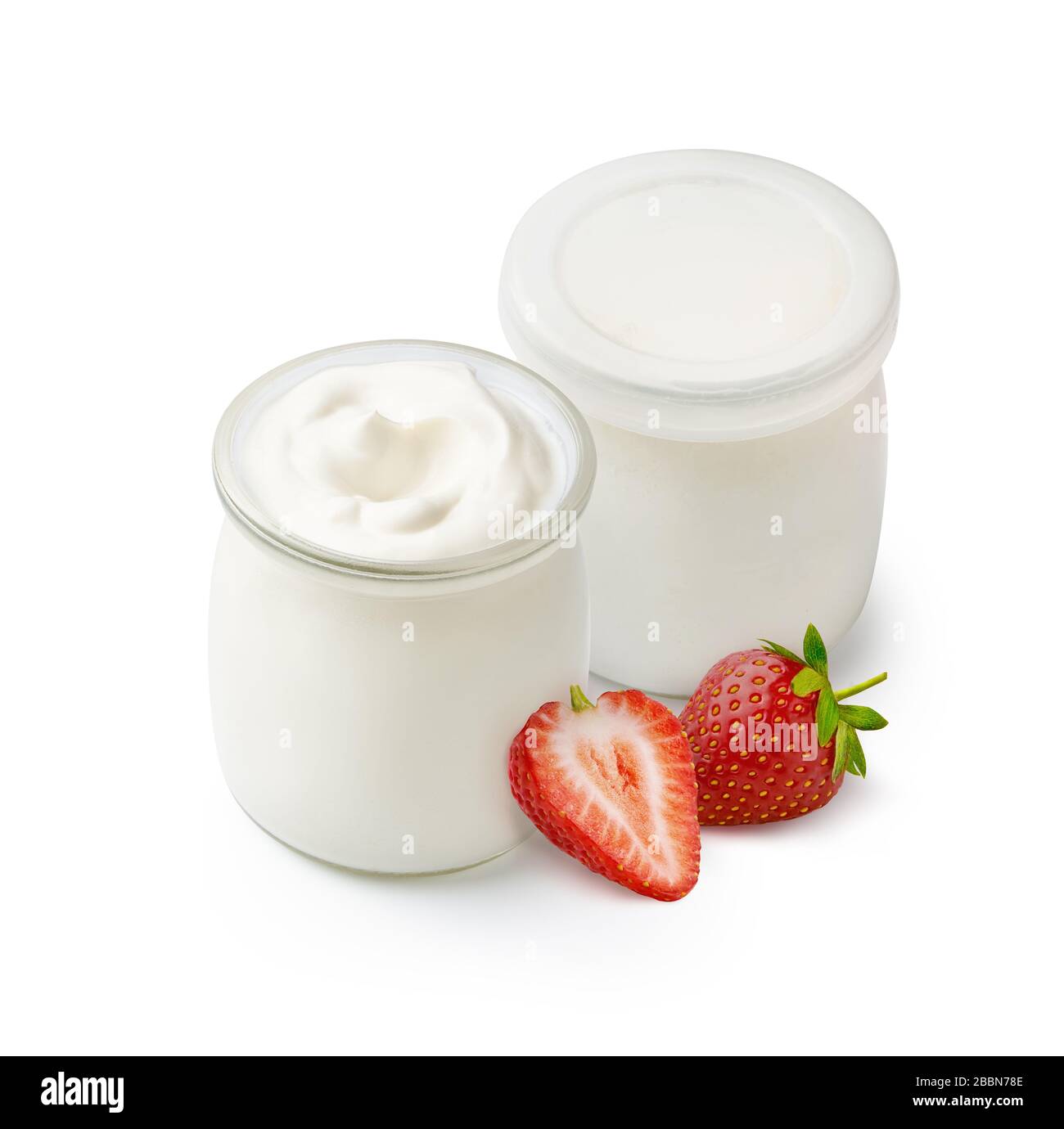 Yaourt biologique dans des pots en verre avec de belles fraises fraîches isolées sur fond blanc. Banque D'Images