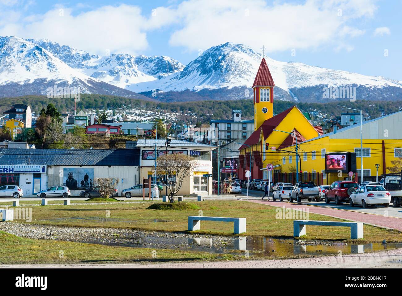 Ushuaia, ville la plus au sud de l'Argentine sur le canal de Beagle dominée par les montagnes enneigées, Fireland, Argentine Banque D'Images