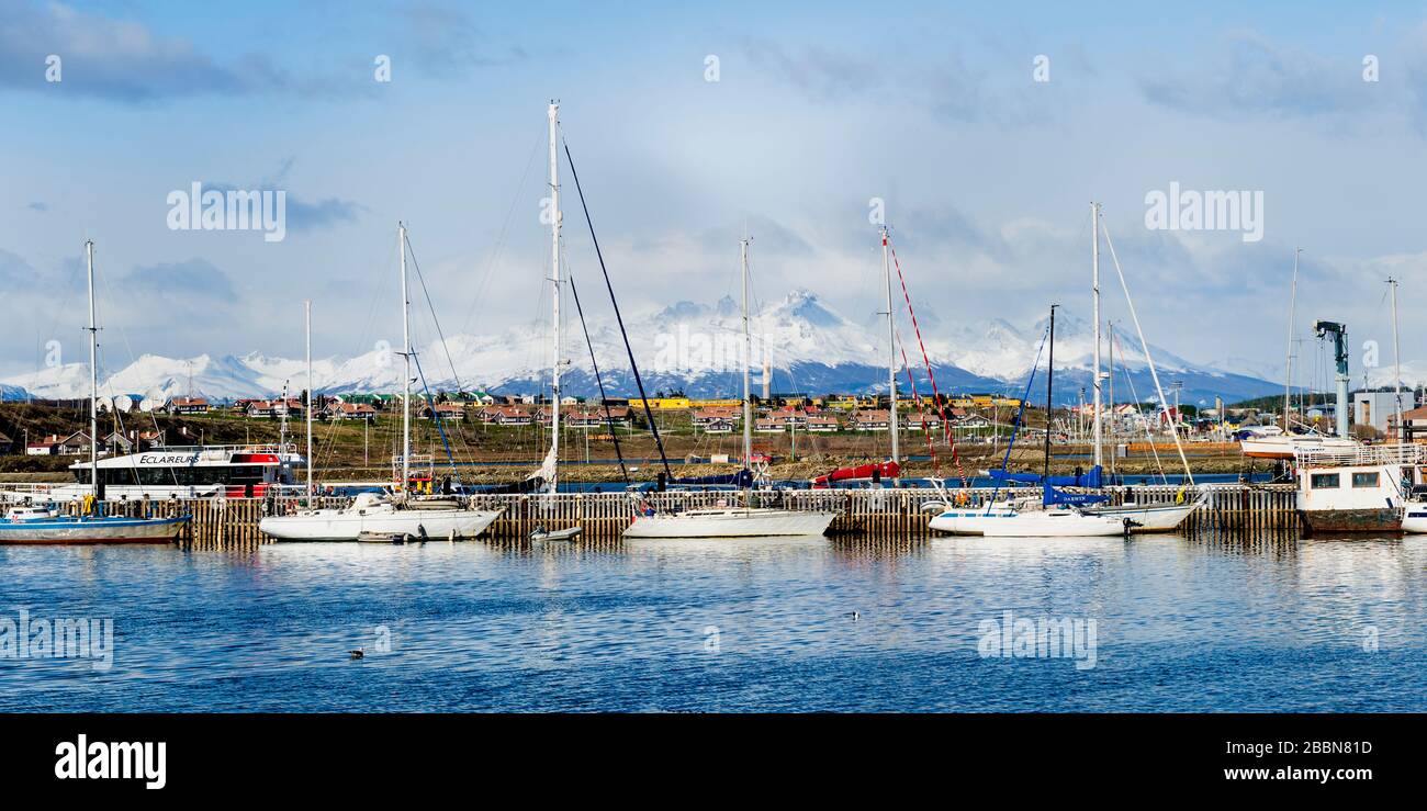 Les gratte-ciel et le port d'Ushuaia, la ville la plus au sud de l'Argentine sur le canal de Beagle, dominée par les montagnes enneigées, Fireland, Argentine Banque D'Images