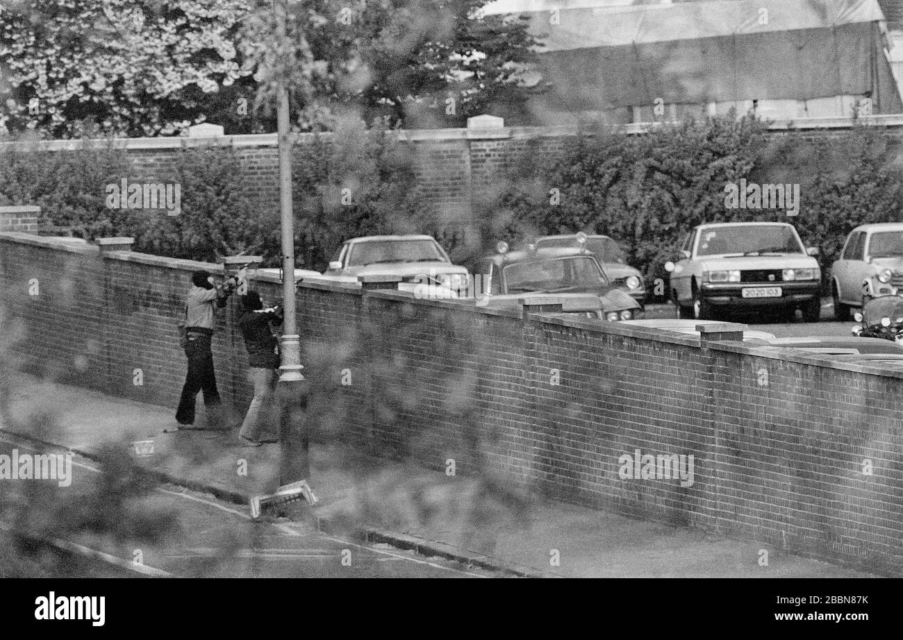 Le 5 mai 1980, l'équipe des forces spéciales de l'armée britannique SAS a pris l'assaut de l'ambassade iranienne à Londres pour libérer 26 otages détenus par une organisation terroriste arabe appelée groupe KSA faisant campagne pour la souveraineté nationale arabe. Parmi les otages se trouvait l'enregistreur de son de la BBC SIM Harris qui s'est échappé d'une fenêtre et s'est enfui sur un balcon. Banque D'Images Le 5 mai 1980, l'équipe des forces spéciales de l'armée britannique SAS a pris l'assaut de l'ambassade iranienne à Londres pour libérer 26 otages détenus par une organisation terroriste arabe appelée groupe KSA faisant campagne pour la souveraineté nationale arabe. Parmi les otages se trouvait l'enregistreur de son de la BBC SIM Harris qui s'est échappé d'une fenêtre et s'est enfui sur un balcon. Banque D'Images