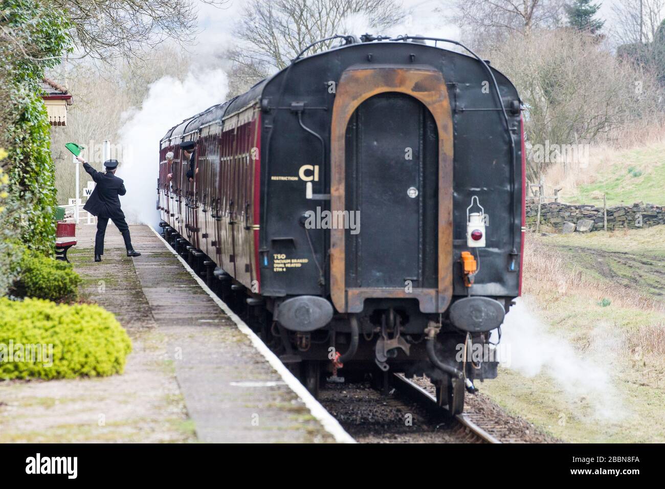 Un train à vapeur part sur le East Lancs Railway Banque D'Images