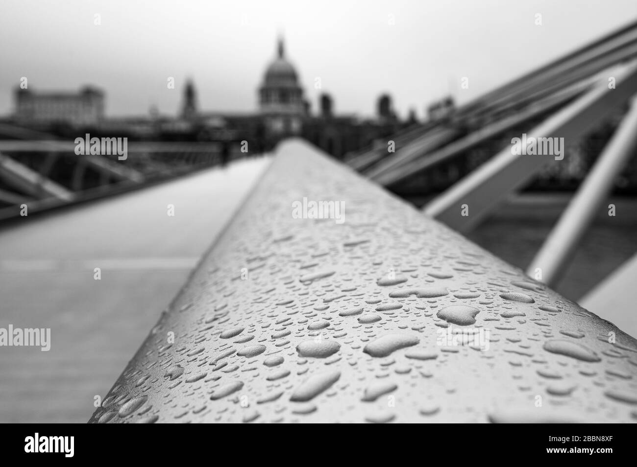 Gros plan de la pluie sur le pont du Millénaire Banque D'Images