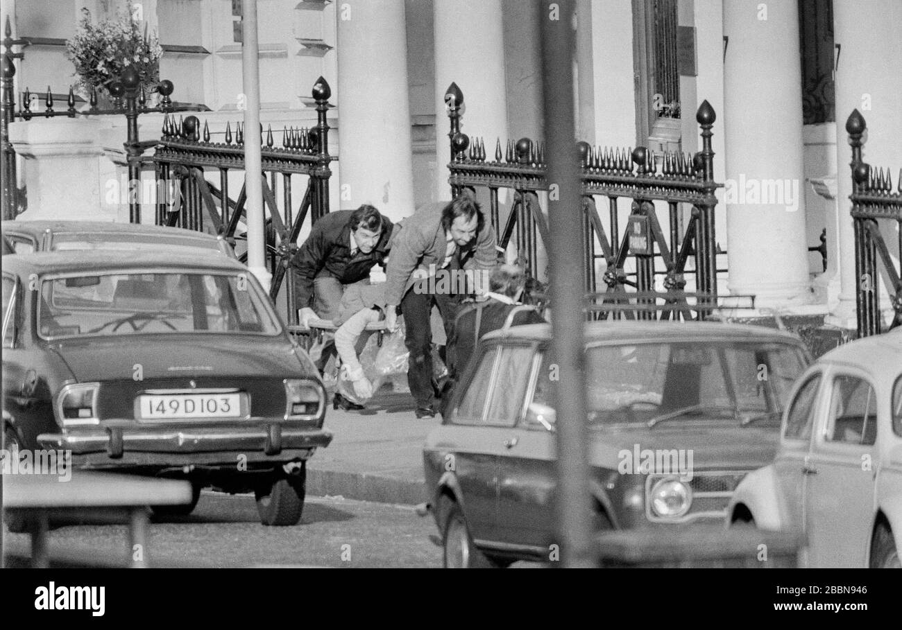 Le 5 mai 1980, l'équipe des forces spéciales de l'armée britannique SAS a pris l'assaut de l'ambassade iranienne à Londres pour libérer 26 otages détenus par une organisation terroriste arabe appelée groupe KSA faisant campagne pour la souveraineté nationale arabe. Parmi les otages se trouvait l'enregistreur de son de la BBC SIM Harris qui s'est échappé d'une fenêtre et s'est enfui sur un balcon. Banque D'Images