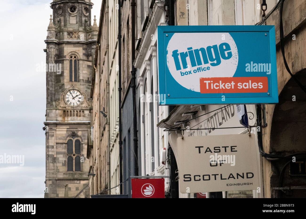 La boutique Edinburgh Flinge et la billetterie du Royal Mile d'Édimbourg. Le Flinge d'Édimbourg, ainsi que le Military Tattoo, le Festival International d'Edimbourg, le Festival d'Art d'Edimbourg et le Festival International du Livre d'Edimbourg ont tous été annulés cette année en raison de préoccupations concernant la pandémie de Covid-19. Banque D'Images