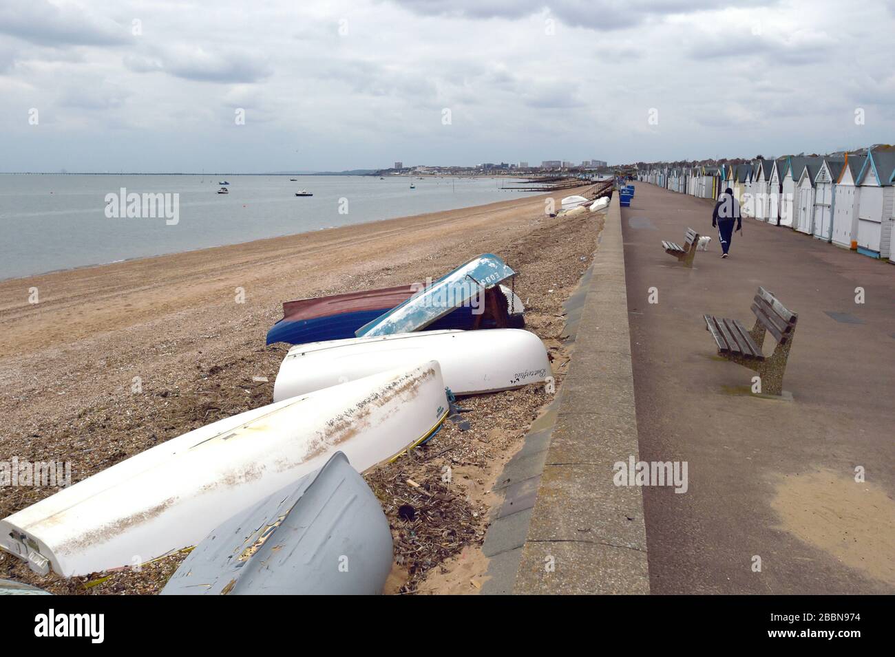 Un homme marche le long de la promenade sur le front de mer de Southend dans l'Essex, tandis que le Royaume-Uni continue de se maintenir en place pour aider à freiner la propagation du coronavirus. Banque D'Images