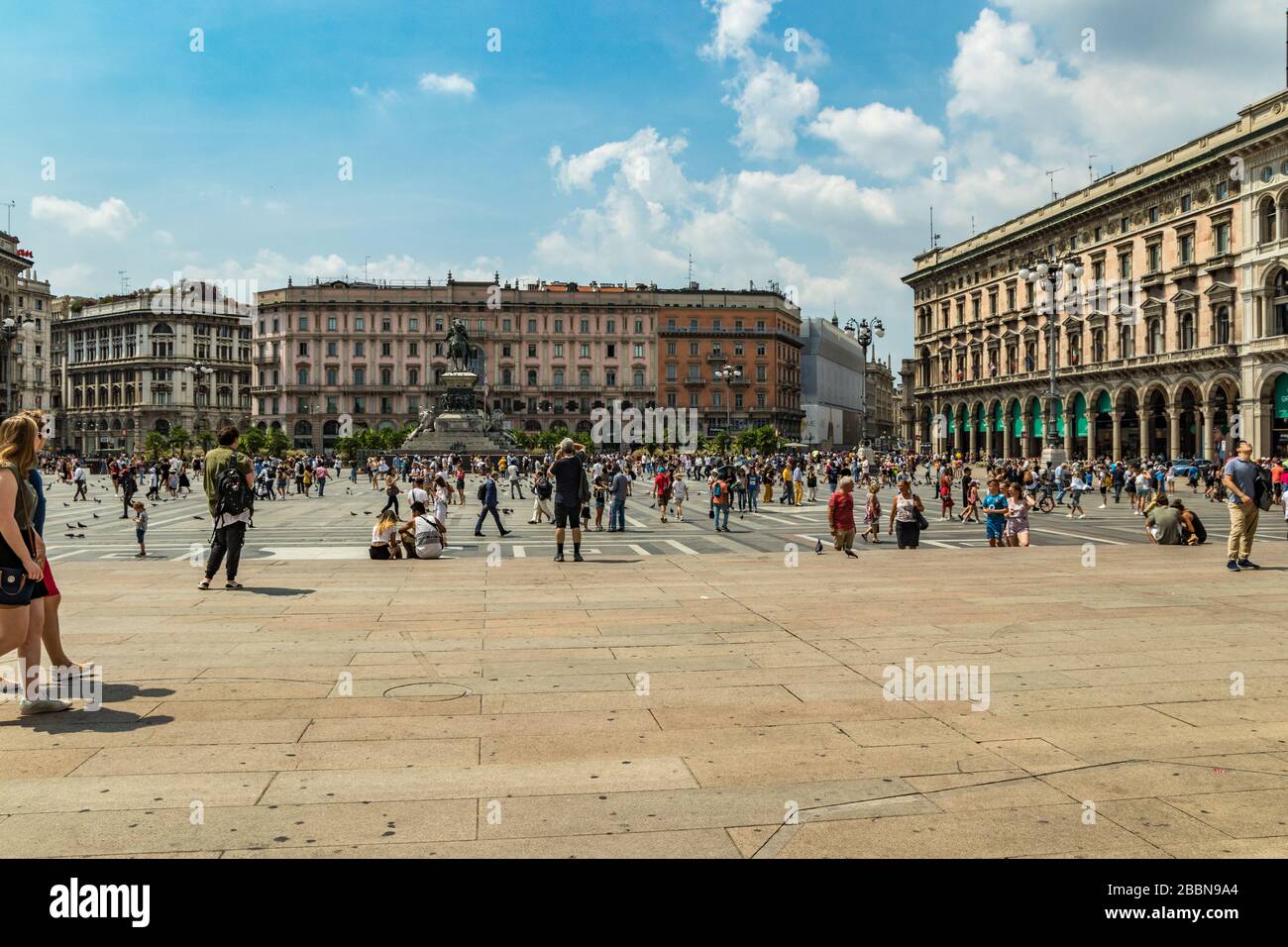 MILAN, ITALIE - 1 AOÛT 2019 : Piazza del Duomo - place de la cathédrale, vue de l'entrée principale du Duomo di Milano Banque D'Images