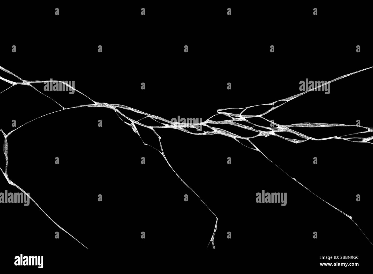 Art de rides et des fissures de verre causés par smashing et relevant les bosses. isolé sur fond noir Banque D'Images