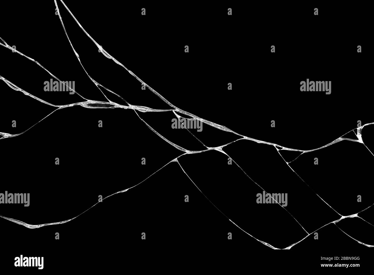 Art de rides et des fissures de verre causés par smashing et relevant les bosses. isolé sur fond noir Banque D'Images