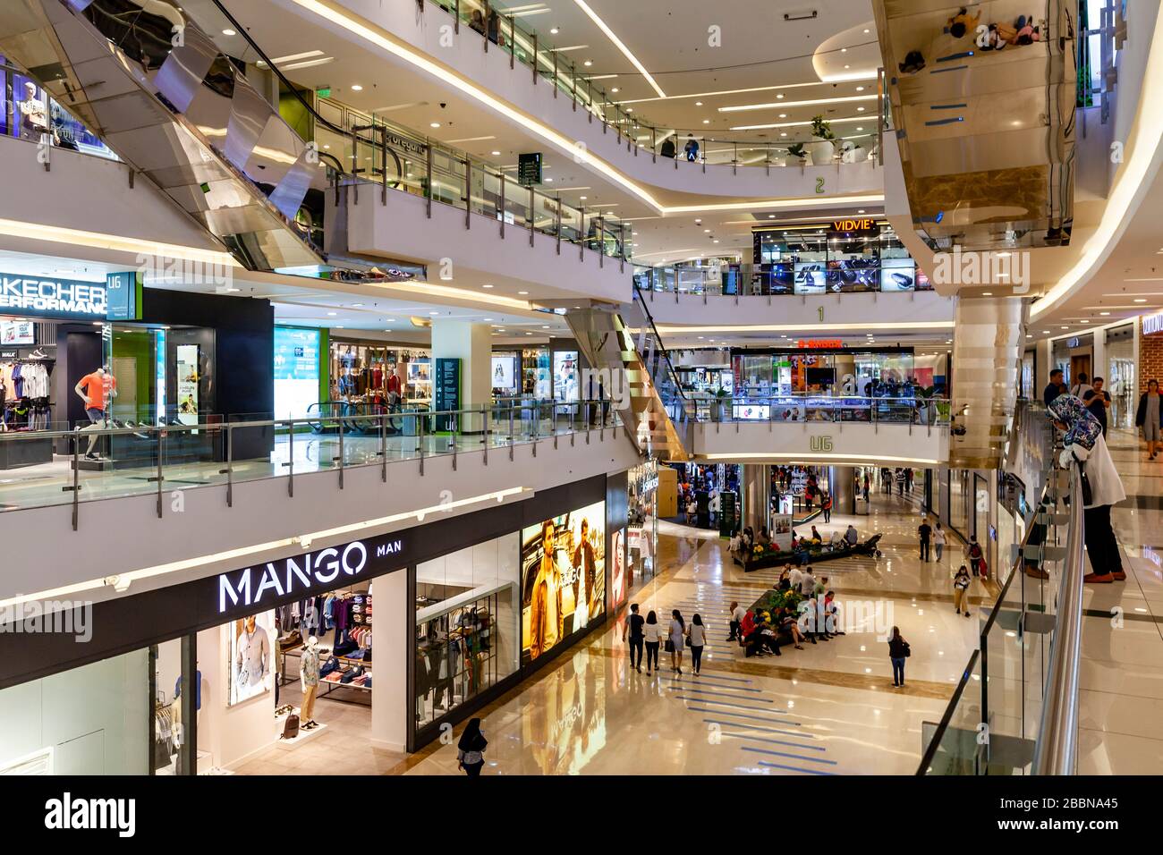 Boutiques à l'intérieur du centre commercial Central Park Mall, Jakarta, Indonésie. Banque D'Images