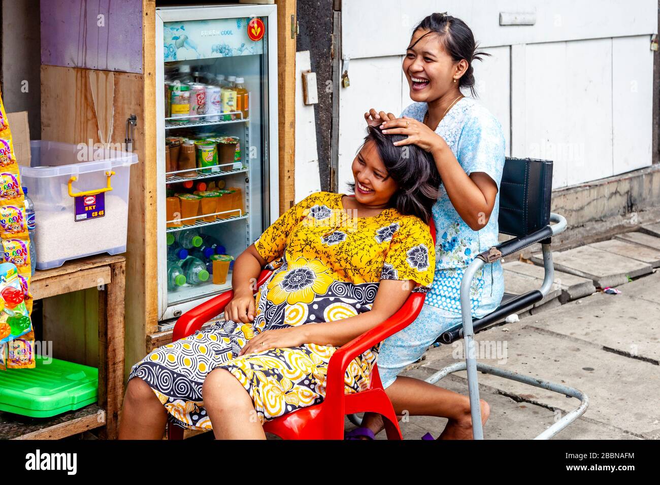 Deux jeunes femmes indonésiennes se profilent dans la vieille ville, Jakarta, Indonésie. Banque D'Images