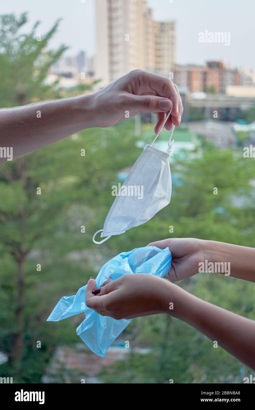 Masque de médecin jetable dans un sac en plastique pour empêcher le virus covid-19, sûr Banque D'Images