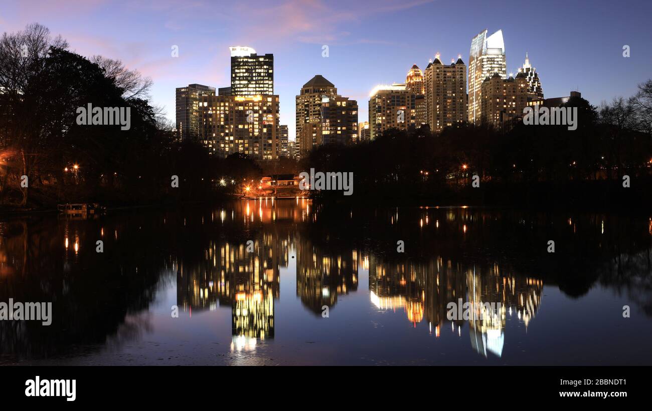 Le centre-ville d'Atlanta, Géorgie la nuit avec des réflexions Banque D'Images