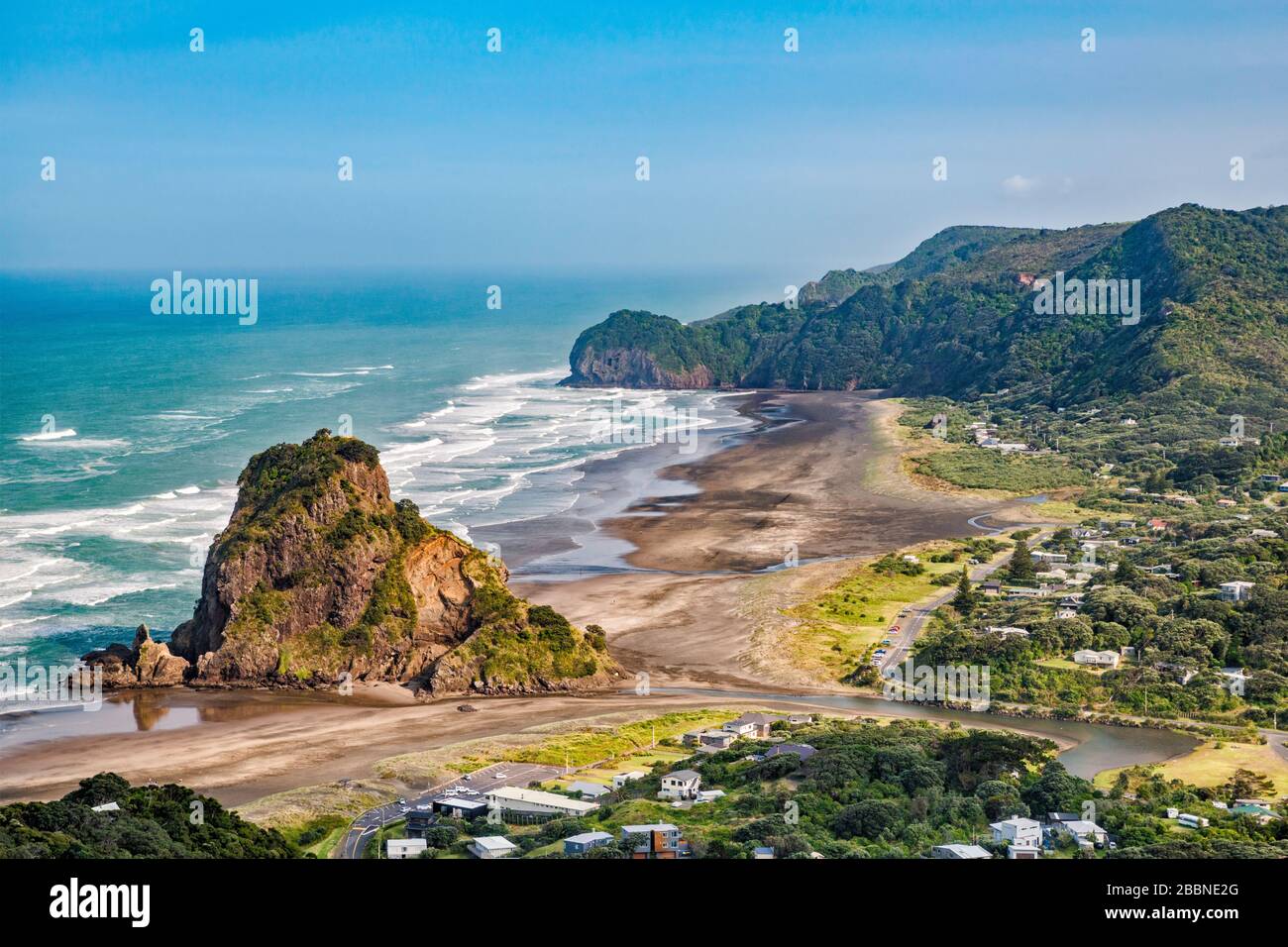 Lion Rock, Piha Beach, ville de Piha, à marée basse, vue de Piha Road, Waitakere Ranges Regional Park, région d'Auckland, Île du Nord, Nouvelle-Zélande Banque D'Images