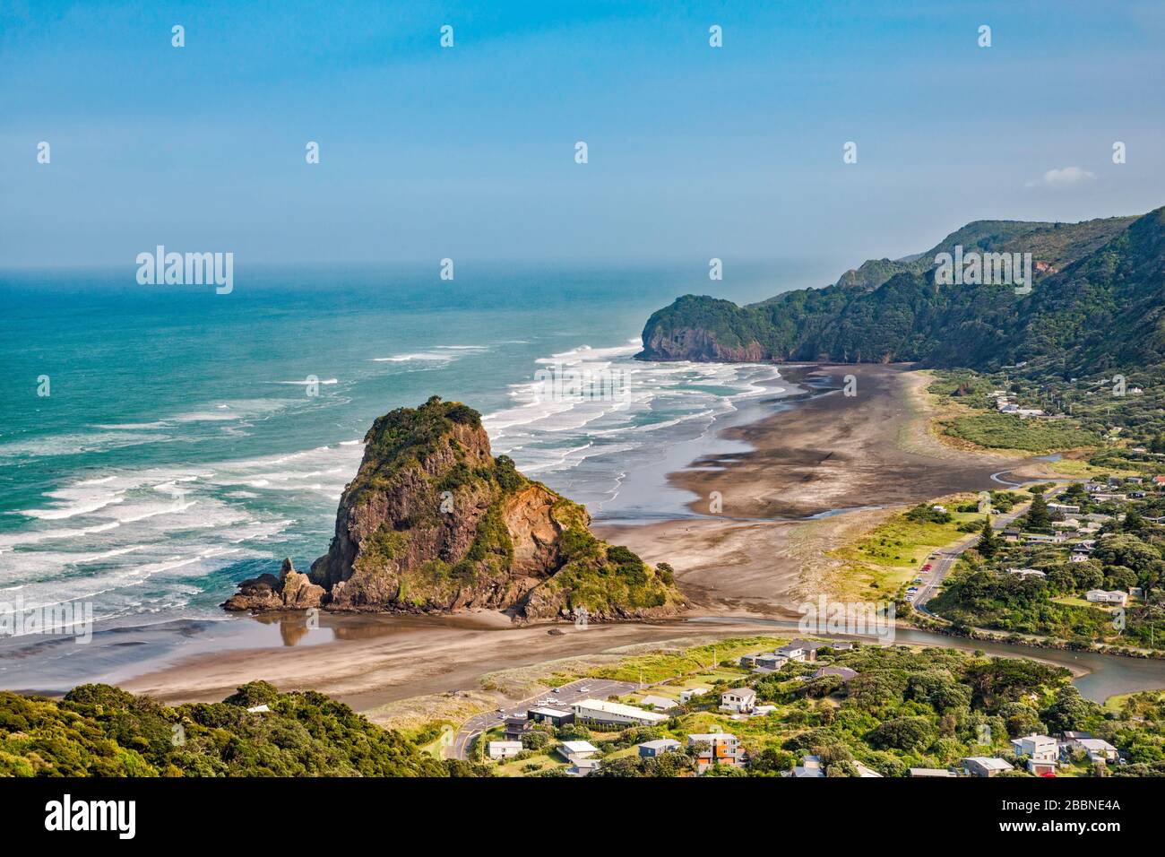 Lion Rock, Piha Beach, ville de Piha, à marée basse, vue de Piha Road, Waitakere Ranges Regional Park, région d'Auckland, Île du Nord, Nouvelle-Zélande Banque D'Images