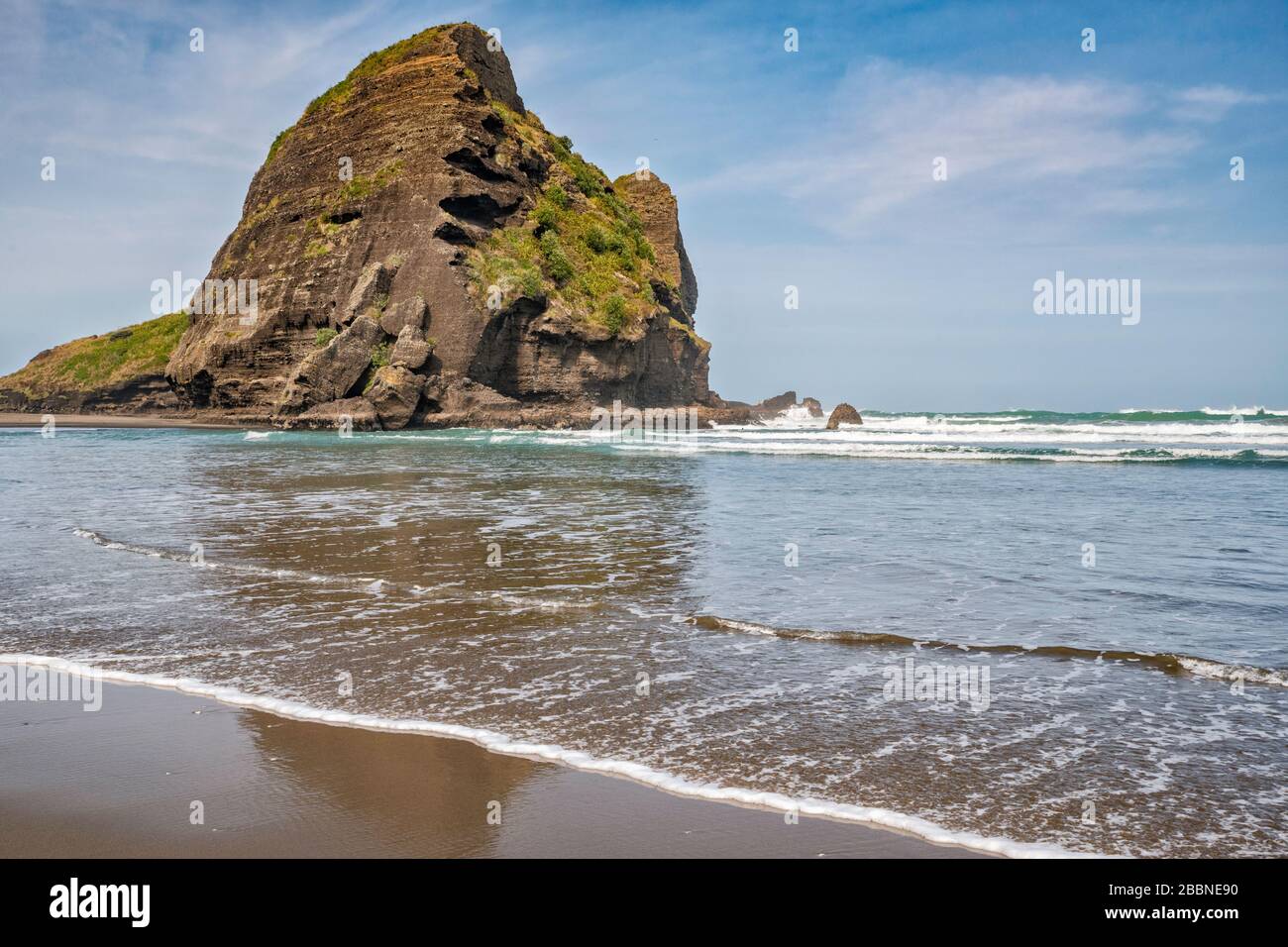 Taitomo Rock, à marée basse, Tasman Lookout Track, Waitakere Ranges Regional Park, Piha Beach, région d'Auckland, Île du Nord, Nouvelle-Zélande Banque D'Images