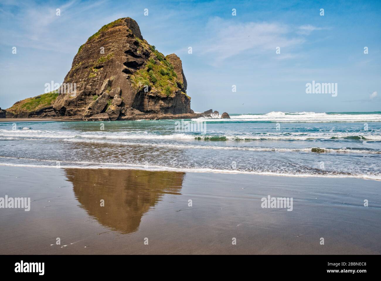 Taitomo Rock, à marée basse, Tasman Lookout Track, Waitakere Ranges Regional Park, Piha Beach, région d'Auckland, Île du Nord, Nouvelle-Zélande Banque D'Images