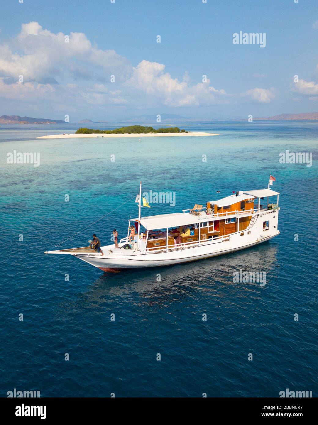 Vue aérienne du bateau traditionnel sur mer tropicale turquoise, Bali, Indonésie Banque D'Images
