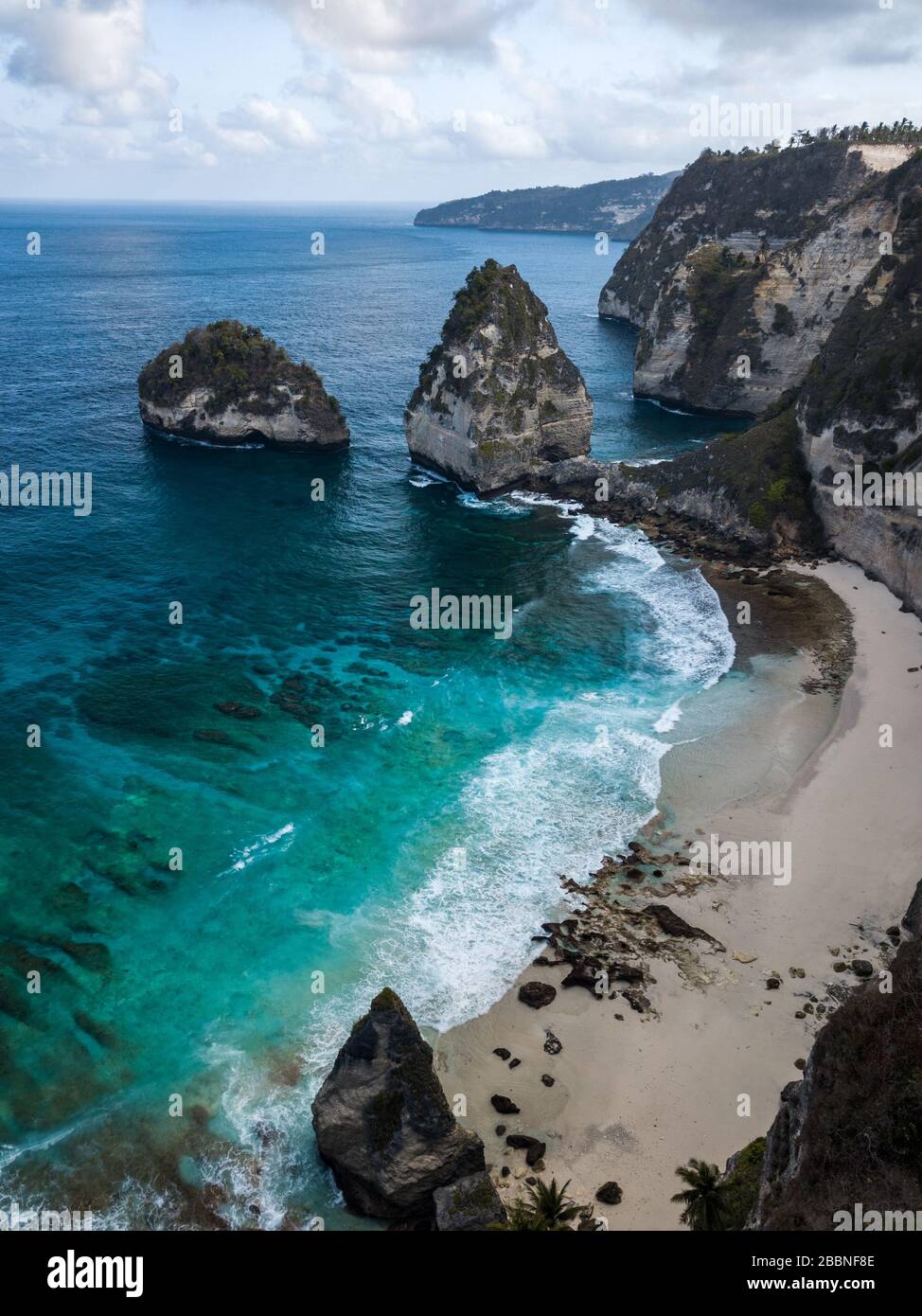 Vue magnifique sur la plage d'Atuh sur l'île Nusa Penida, Bali Indonésie Banque D'Images