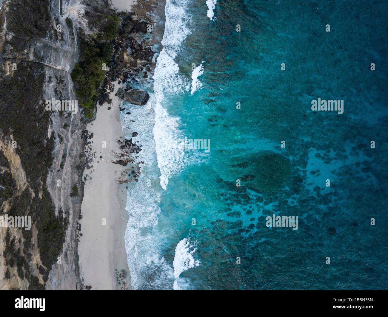 Vue magnifique sur la plage d'Atuh sur l'île Nusa Penida, Bali Indonésie Banque D'Images
