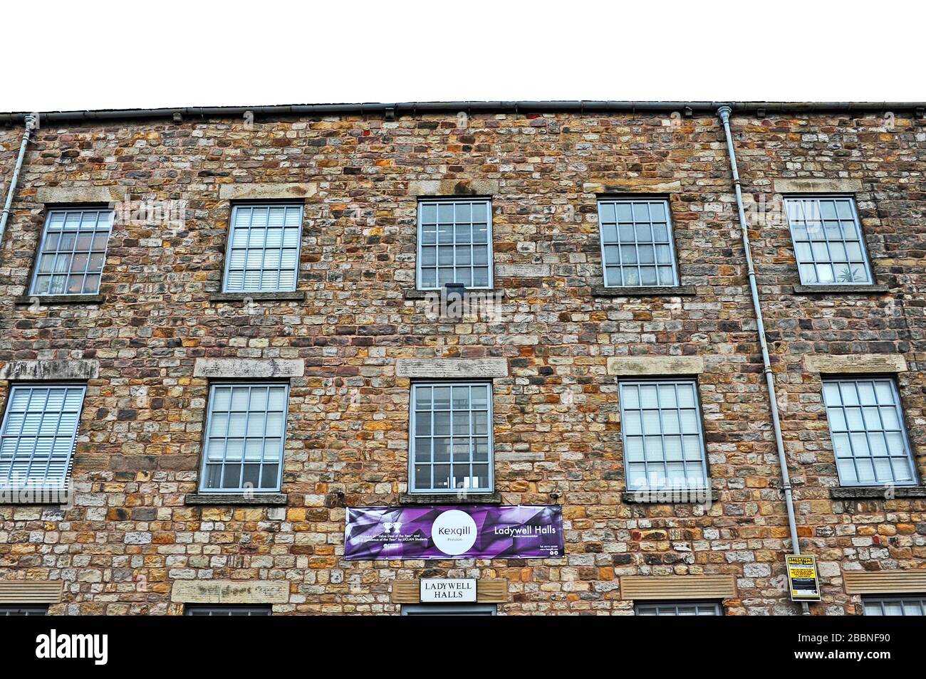 Ancien entrepôt en pierre converti en hébergement étudiant desservant l'Université du Lancashire central Banque D'Images