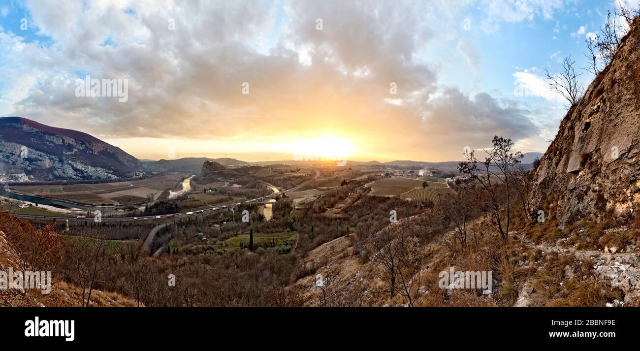 Coucher de soleil sur le champ de bataille napoléonien de Rivoli en 1797. Rivoli Veronese, province de Vérone, Vénétie, Italie, Europe. Banque D'Images