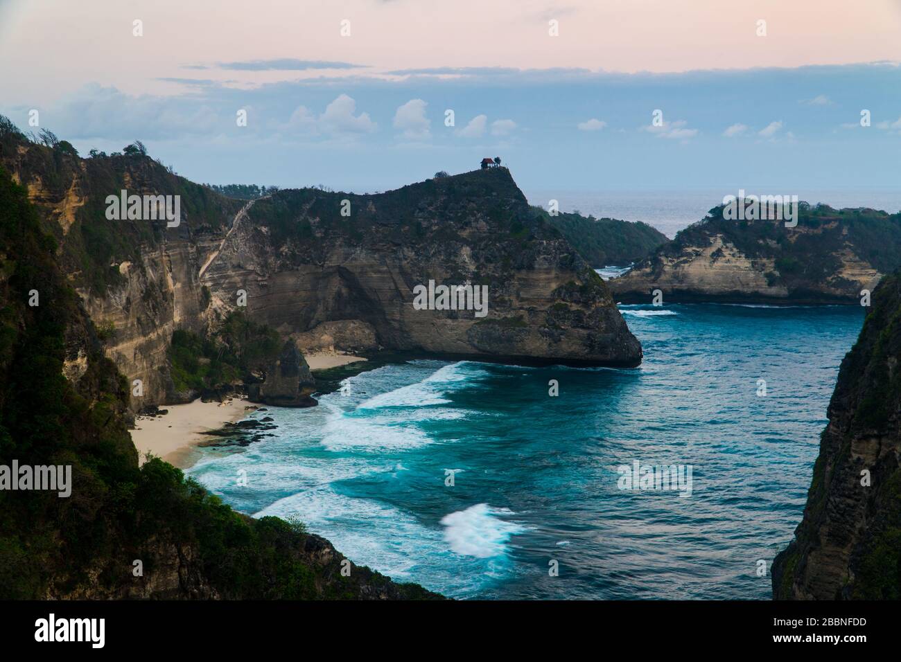 Vue magnifique sur la plage d'Atuh sur l'île Nusa Penida, Bali Indonésie Banque D'Images Vue magnifique sur la plage d'Atuh sur l'île Nusa Penida, Bali Indonésie Banque D'Images