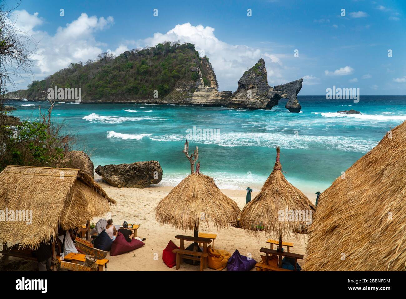 Vue magnifique sur la plage d'Atuh sur l'île Nusa Penida, Bali Indonésie Banque D'Images Vue magnifique sur la plage d'Atuh sur l'île Nusa Penida, Bali Indonésie Banque D'Images