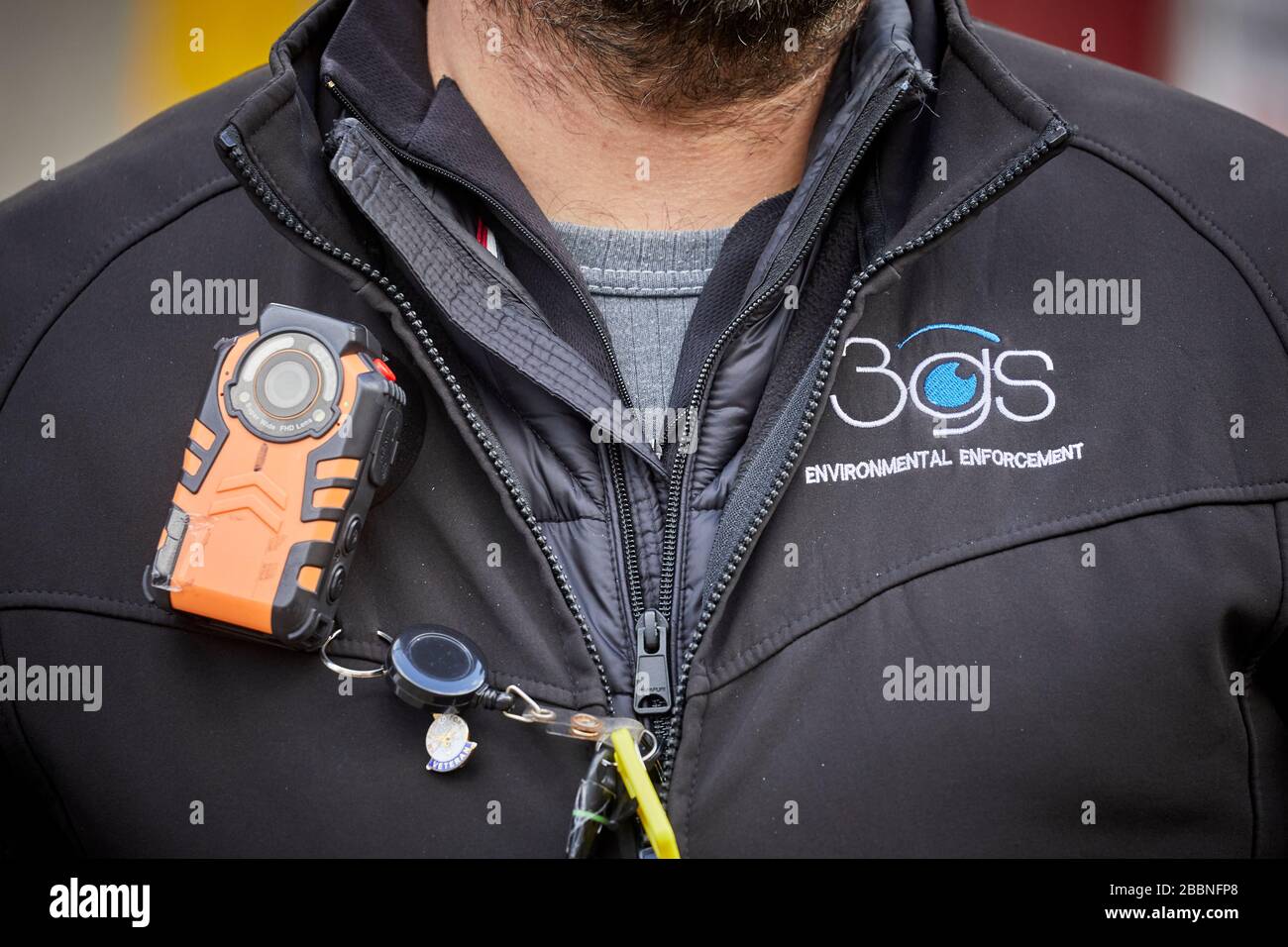 Controversée 3 GS une entreprise privée d'application de la loi environnementale patrouiller les rues de Manchester donnant des avis de pénalité fixe pour le littering Banque D'Images