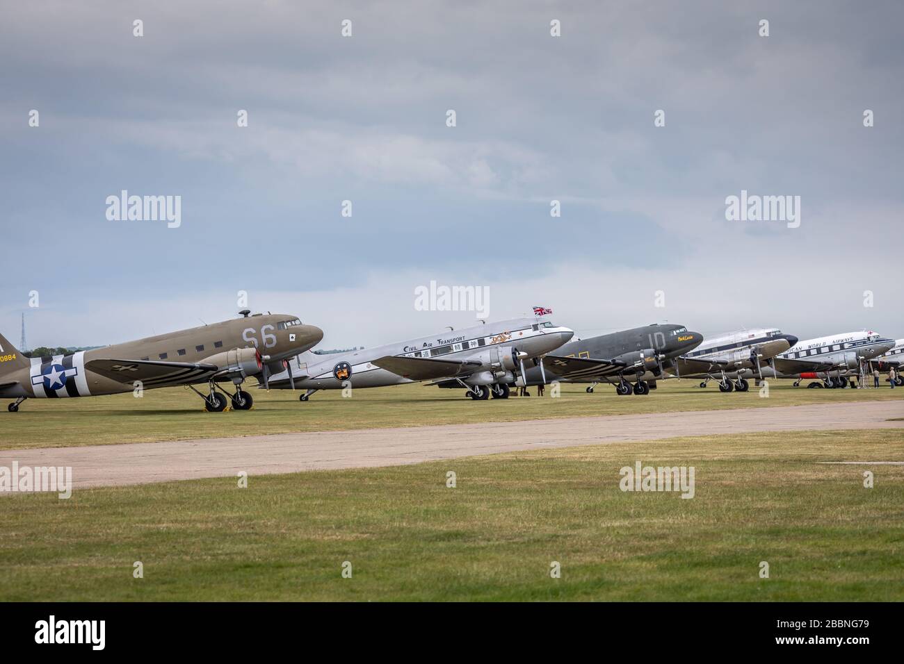 Douglas DC-3 (Dakotas) lors de l'événement Daks over Normandy, Duxford Airfield, Cambridgeshire, Royaume-Uni Banque D'Images