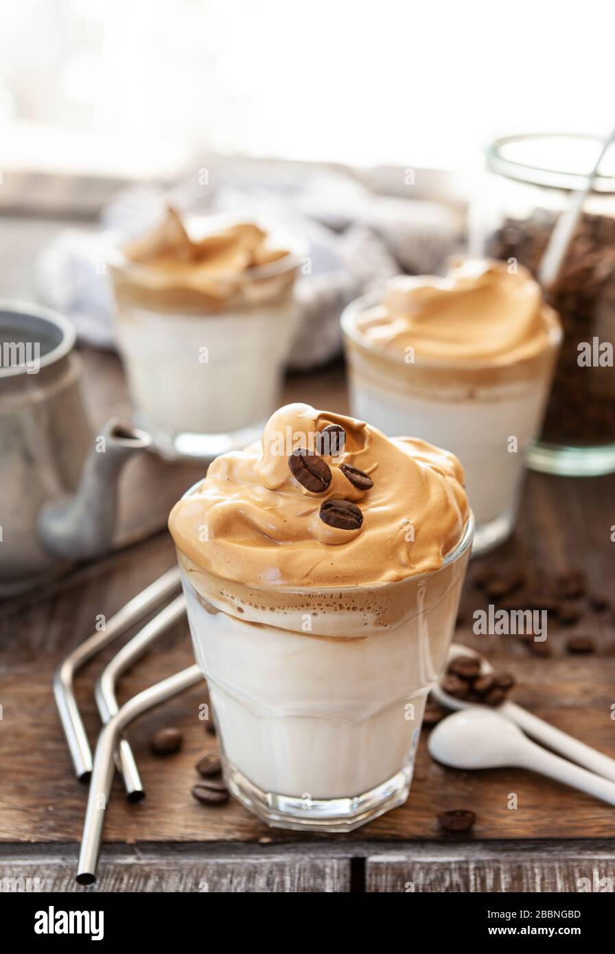 Café fouetté dans un verre avec des grains de café Banque D'Images
