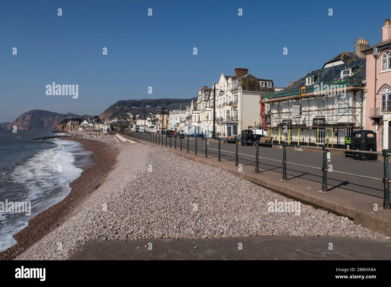 Le galet et le schiste se sont enroulés contre le mur de la mer à Sidmouth, Devon après les tempêtes Ciara et Dennis Banque D'Images
