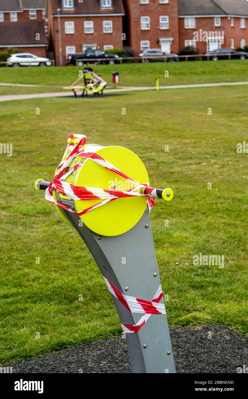 Parc public et équipement de conditionnement physique à bord de l'interdiction de Covid 19 Banque D'Images