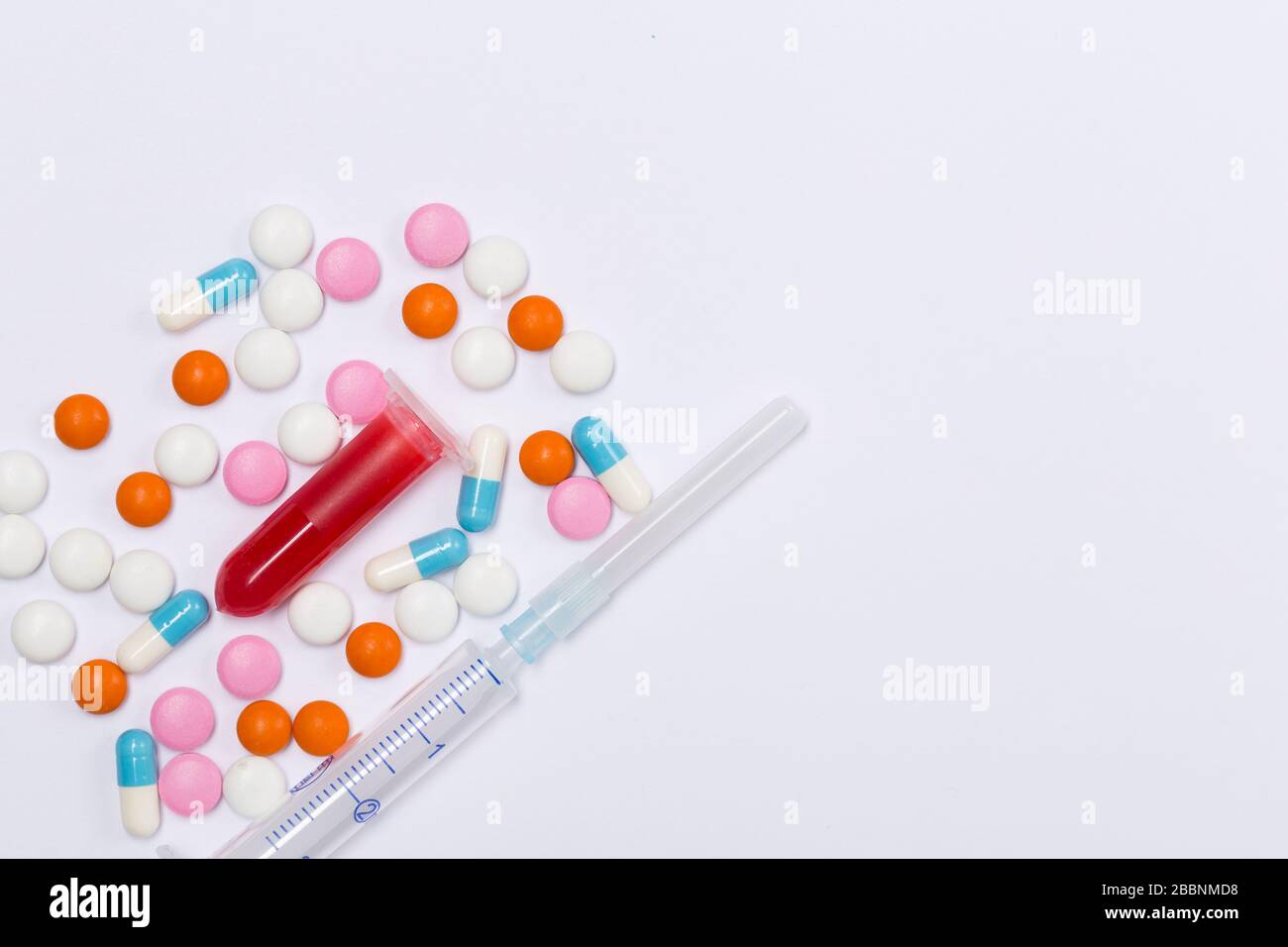 Espace libre. Concept de santé.médicaments pilules, seringue, tube de test sanguin, comprimés et capsules sur fond blanc. Banque D'Images