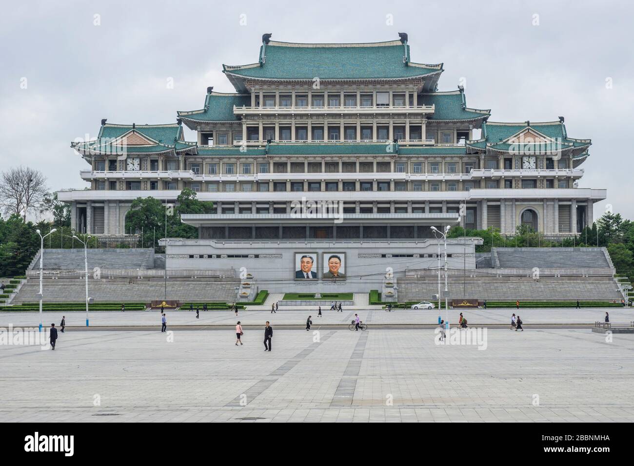 Grande maison d'étude populaire avec des portraits de deux présidents RPDC, Kim il Sung Square, capitale de la Corée du Nord, Pyongyang, Corée du Nord Banque D'Images