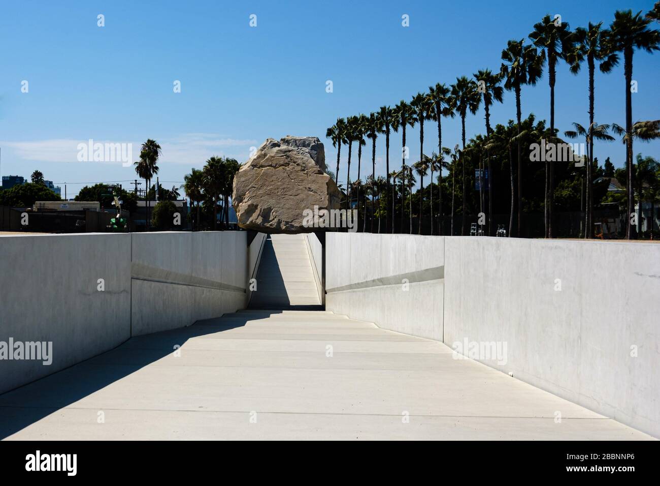 Masse lévitée alias le Big Rock au musée d'art du comté de Los Angeles, alias LACMA Banque D'Images