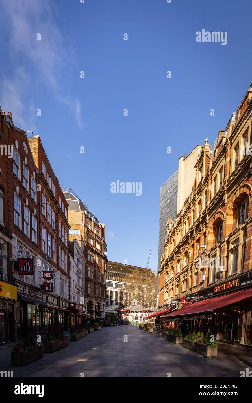 Vue sur la place Leicester depuis Irving Street tôt le matin Banque D'Images
