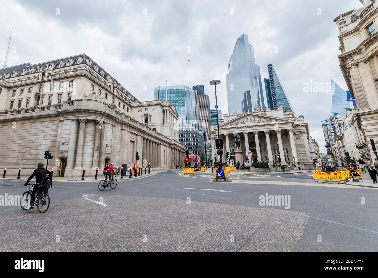 Londres, Royaume-Uni. 01 avril 2020. La jonction de Bank reste très calme, à part l'étrange cycliste, piéton ou bus - le 'verrouillage' continue pour l'épidémie de Coronavirus (Covid 19) à Londres. Crédit: Guy Bell/Alay Live News Banque D'Images