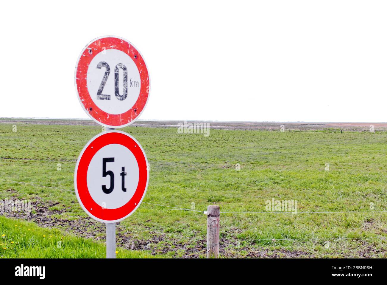 Panneaux routiers anciens et nouveaux 20 km/h et un maximum de 5 tonnes à la campagne dans le nord de l'Allemagne. Banque D'Images