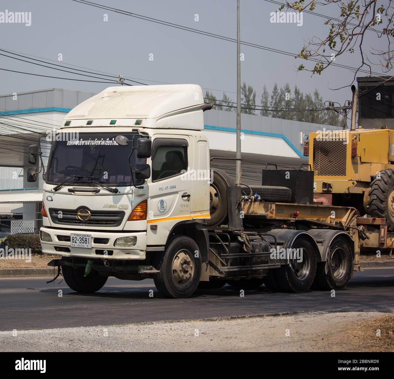 Chiangmai, Thaïlande - 4 mars 2020: Camion de remorque privé Hino méga FM. Photo à la route no.1014 à environ 8 km du centre-ville de Chiangmai, thaïlande. Banque D'Images