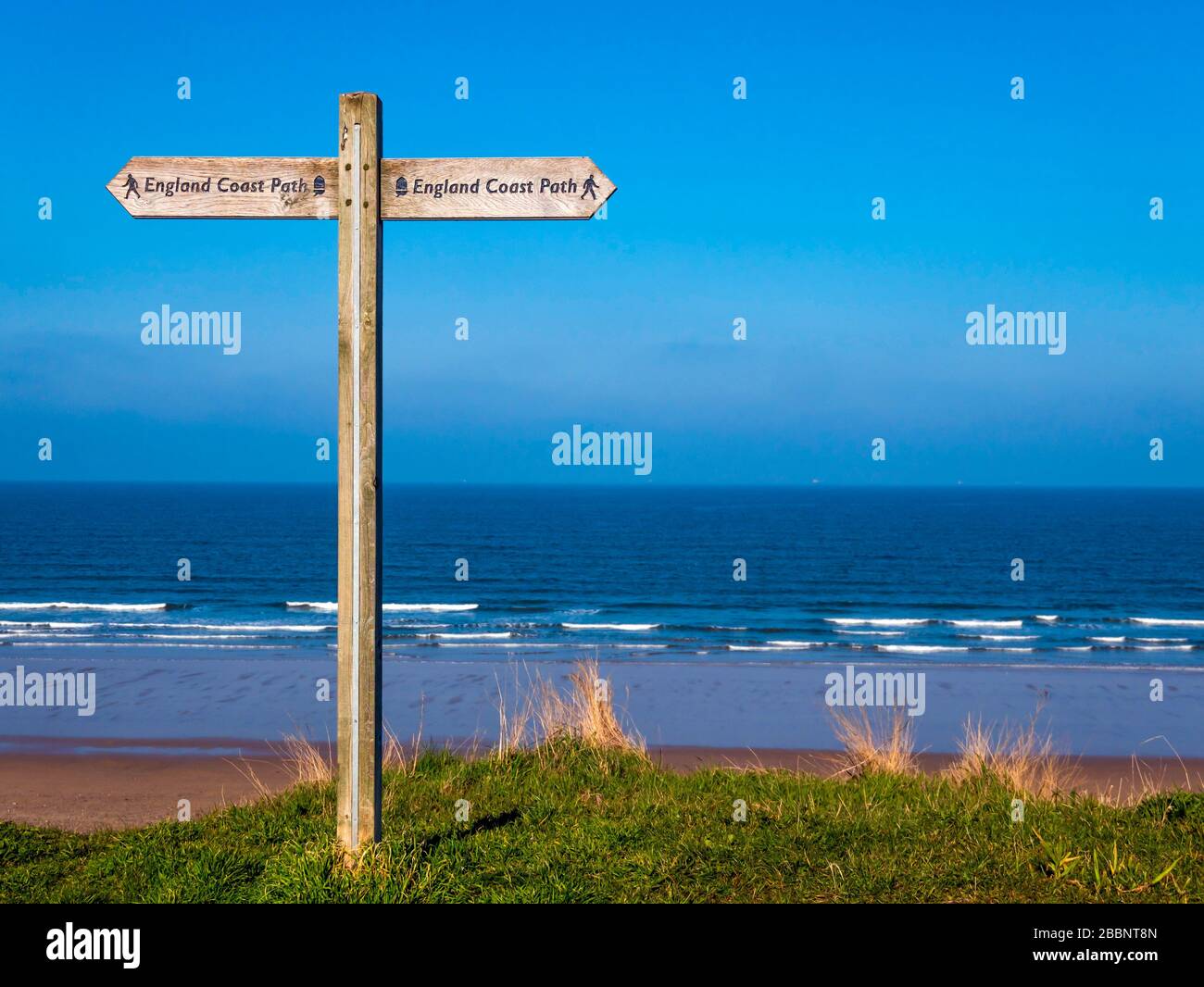 Le panneau de la piste nationale du sentier de la Côte d'Angleterre dans le Yorkshire du Nord avec un espace de copie Banque D'Images