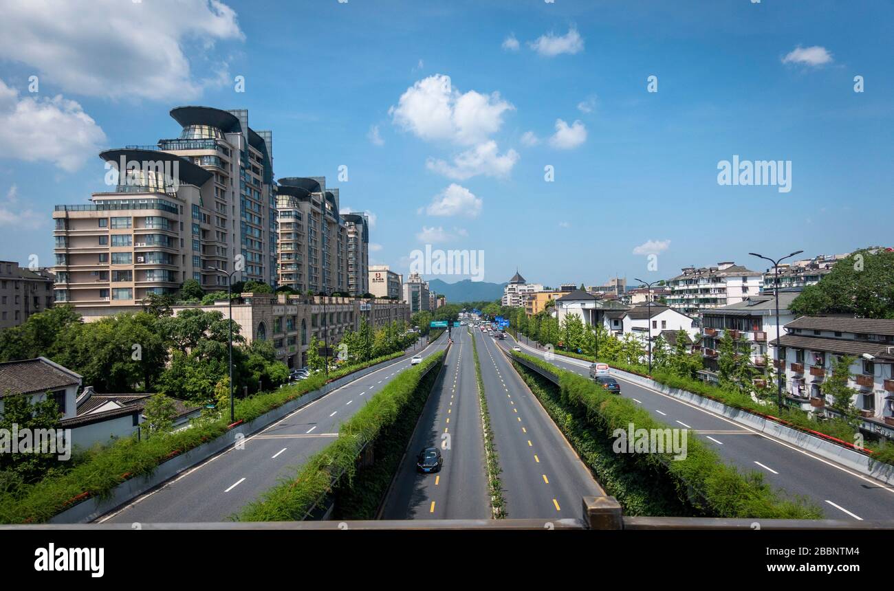 Vigne suspendu du pont sur l'avenue Xihu, Hangzhou, Chine Banque D'Images