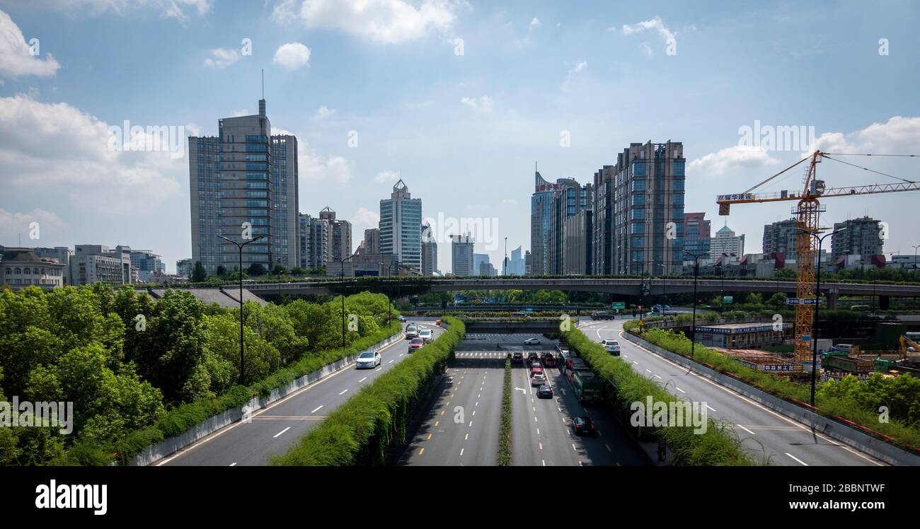 Trafic sur l'avenue Xihu, Hangzhou, Chine Banque D'Images