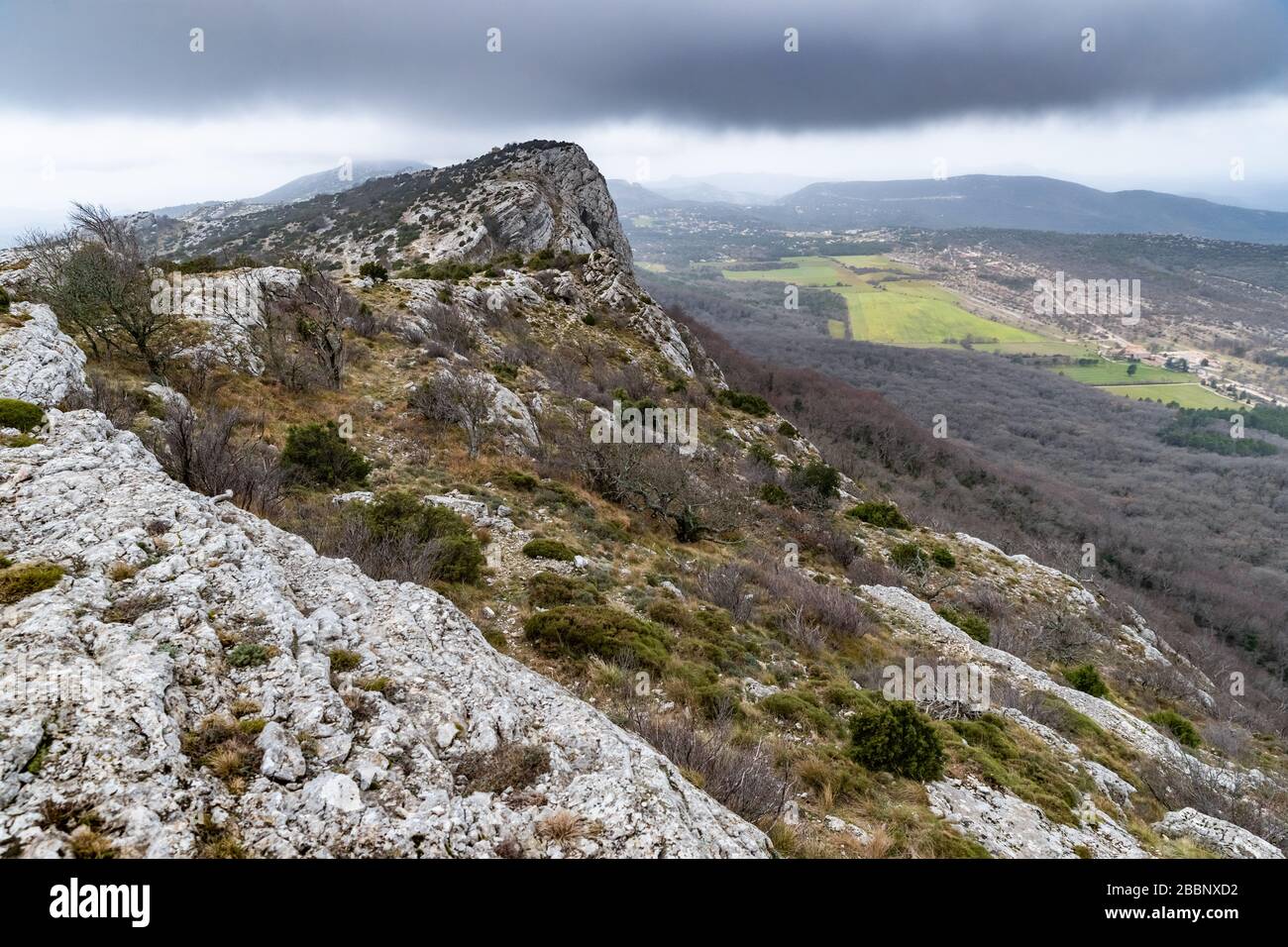 La montagne au-dessus de la grotte de Marie Magdalene par temps nuageux, nuages au-dessus d'une vallée, une herbe sèche Banque D'Images