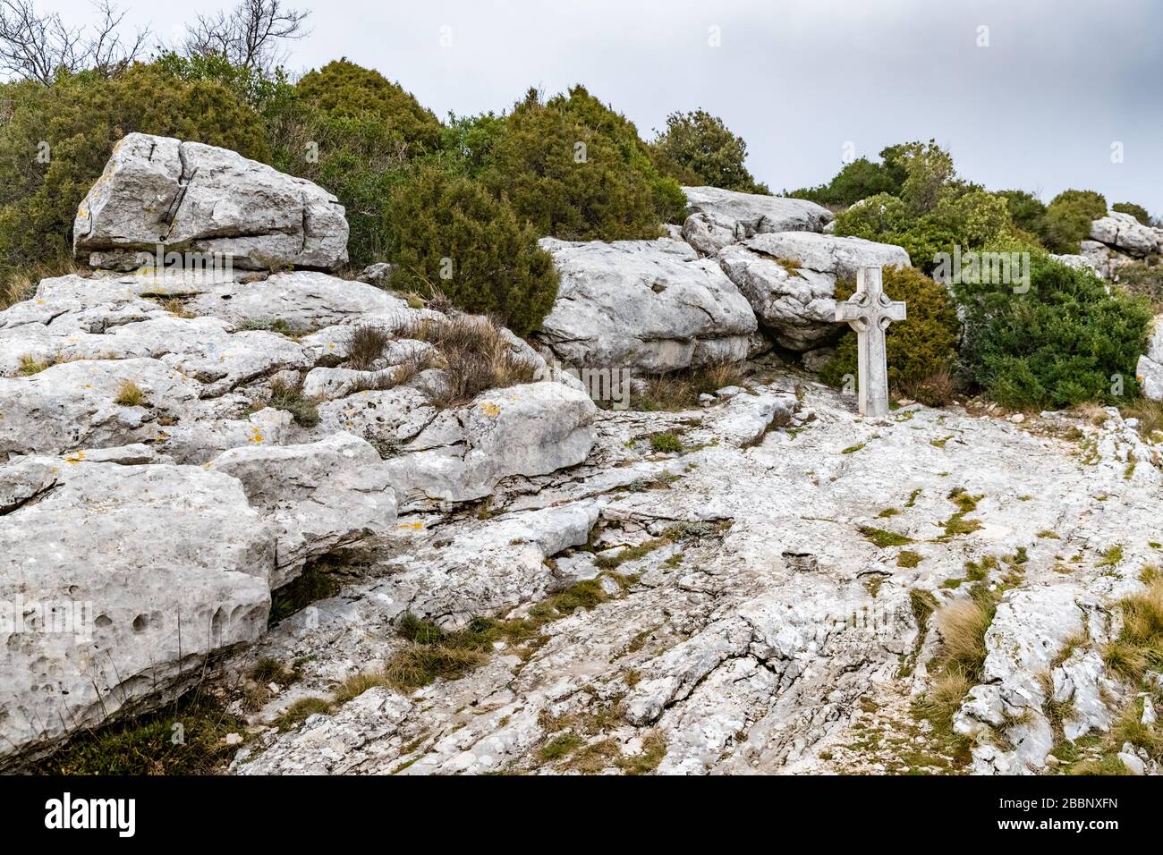 La croix sacrée St.Pilon est sur la montagne par temps nuageux, nuages au-dessus d'une vallée, une herbe sèche, montagne au-dessus de la grotte de Marie Magdalene Banque D'Images