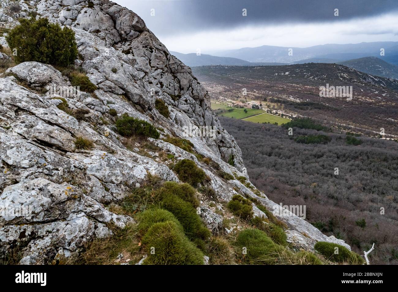 La montagne au-dessus de la grotte de Marie Magdalene par temps nuageux, nuages au-dessus d'une vallée, une herbe sèche Banque D'Images